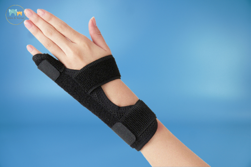 Sử dụng nẹp cổ tay để cố định và giảm áp lực