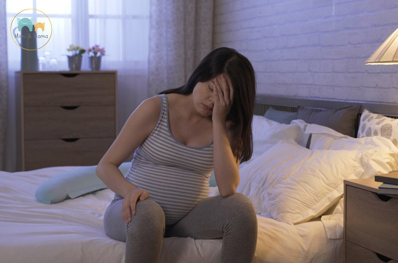Thai nhi lớn dần lên tạo áp lực lên cột sống, gây ra những cơn đau lưng dai dẳng và chuột rút cũng khiến việc ngủ của mẹ trở thành “ác mộng”