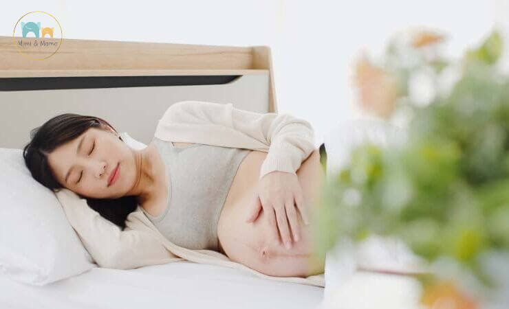 Mẹ hãy cố gắng nghỉ ngơi và cải thiện chất lượng giấc ngủ để giảm bớt tình trạng mệt mỏi, uể oải khi mang thai
