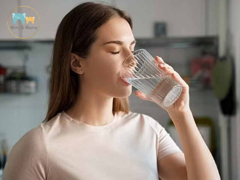 Uống đủ nước – Cách làm mềm phân cho mẹ sau sinh đơn giản nhất