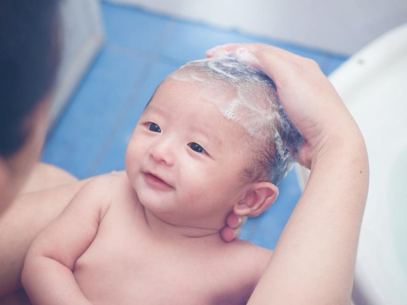 Hướng dẫn cách tắm cho trẻ sơ sinh theo từng giai đoạn