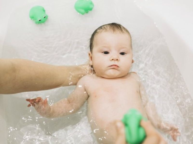 Lựa chọn thời điểm tắm cho trẻ sơ sinh trong ngày