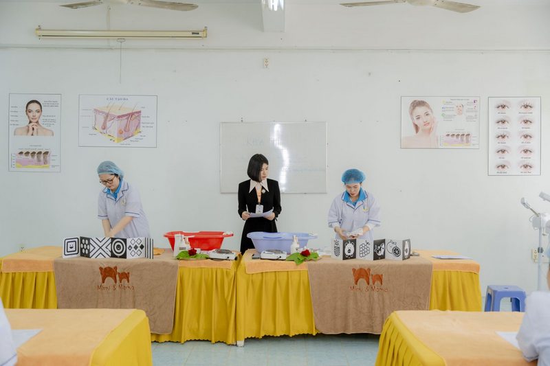 Giảng viên Đỗ Thị Thu Hằng hướng học viên thực hành chăm sóc bé tại Mimimama Care Giảng viên Đỗ Thị Thu Hằng hướng học viên thực hành chăm sóc bé tại Mimimama Care