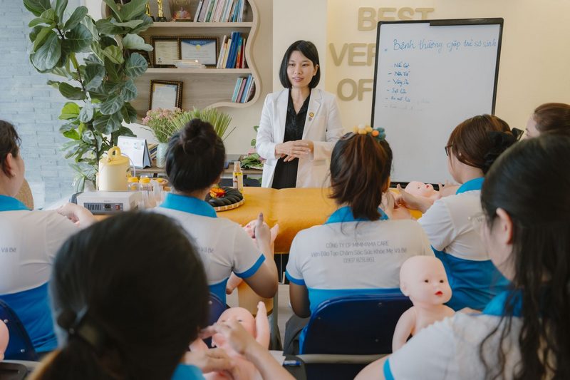 Giảng viên Đỗ Thị Thu Hằng hướng dẫn lớp đào tạo chăm sóc mẹ và bé tại Mimimama Care Giảng viên Đỗ Thị Thu Hằng hướng dẫn lớp đào tạo chăm sóc mẹ và bé tại Mimimama Care
