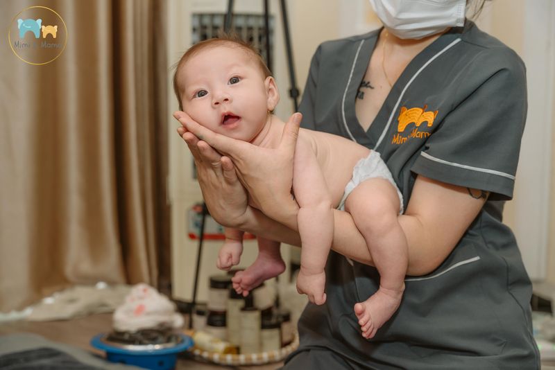 Có nên thuê người chăm sóc mẹ và bé sau sinh tại nhà?