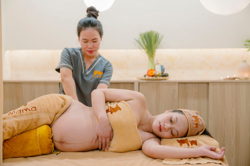 Hỗ trợ giảm phù nề và cải thiện tuần hoàn đáng kể khi massage cho mẹ bầu