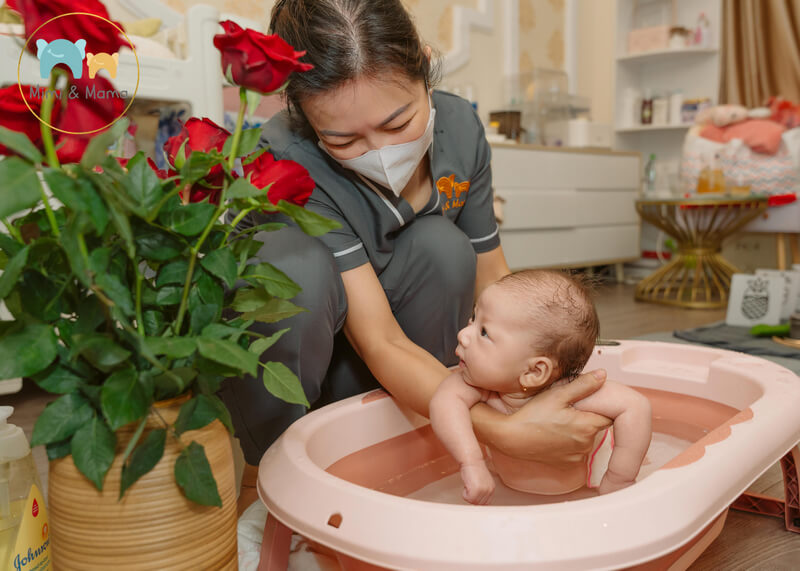 Nhiệt độ nước tắm cho trẻ sơ sinh lý tưởng là bao nhiêu?