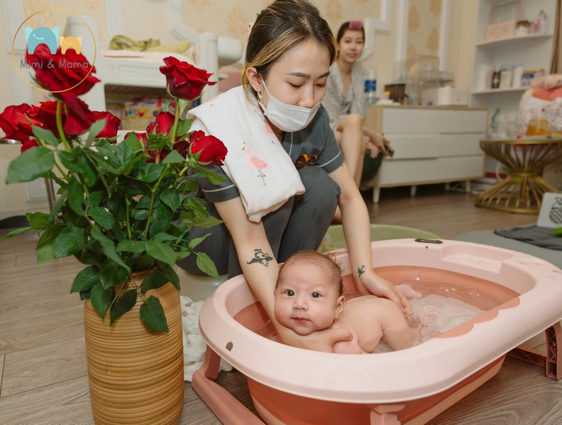 Nếu lỡ cho bé ăn no, nên đợi bao lâu để tắm?