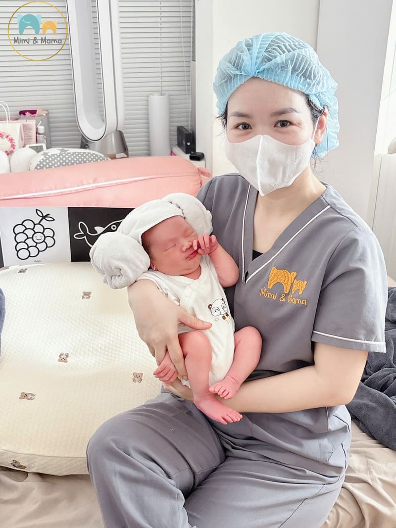 Có nên thuê người chăm sóc sau sinh tại nhà không?
