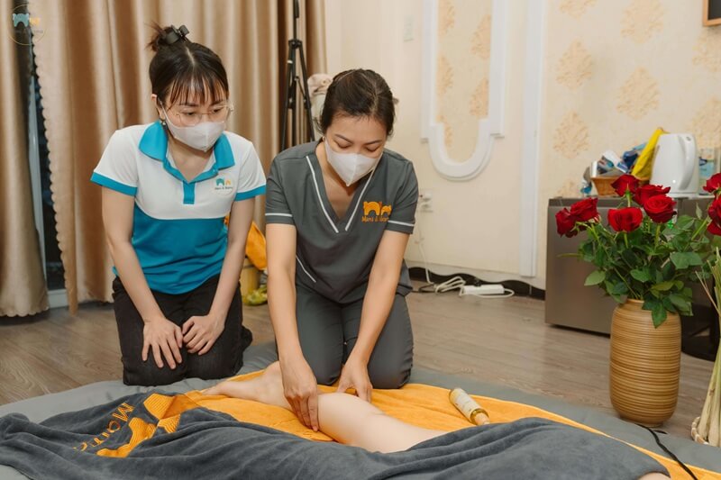Massage chân cho mẹ bầu giúp xoa dịu cảm giác mỏi chân